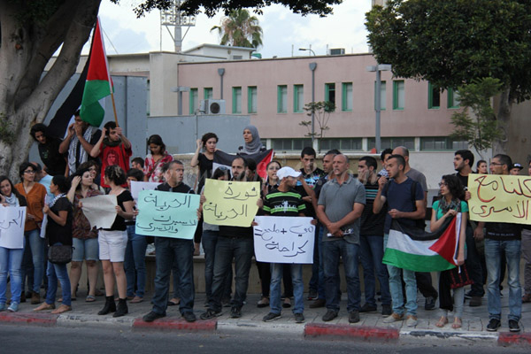  بالفيديو: نشطاء ينظمون وقفة تضامنية مع الأسرى وسط مدينة يافا 